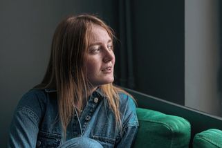 „Dělala jsem přesčasy, abych mohla koupit dceři dárek. Její nevděčnost mi vzala iluze,“ říká Eva - Médium.cz